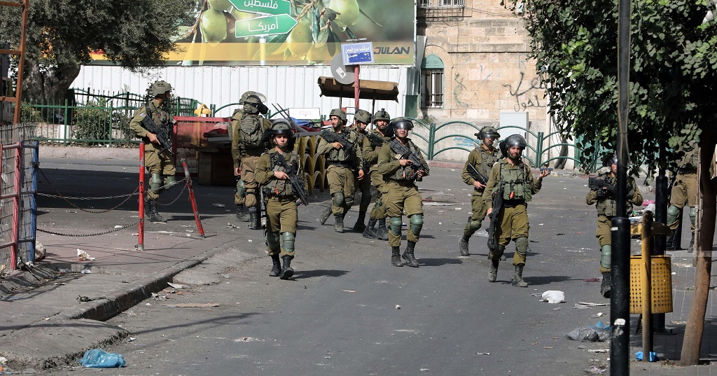 جنود الاحتلال الإسرائيلي يقتحمون منطقة باب الزاوية وسط مدينة الخليل (تصوير: مشهور وحواح/وفا)